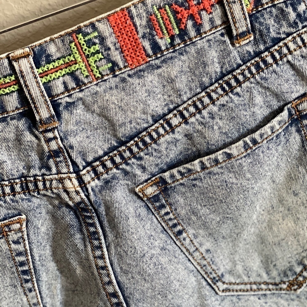 Cello Jeans Embroidered Distressed Cut Offs - Picture 4 of 6